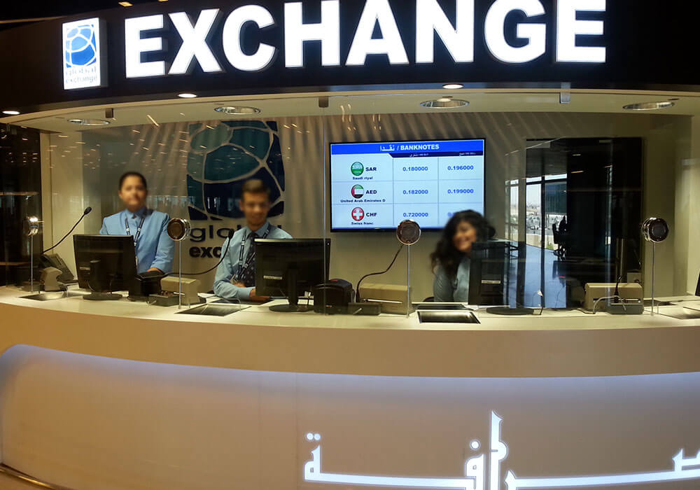 Intercomunicadores instalados en ventanillas de Global Exchange