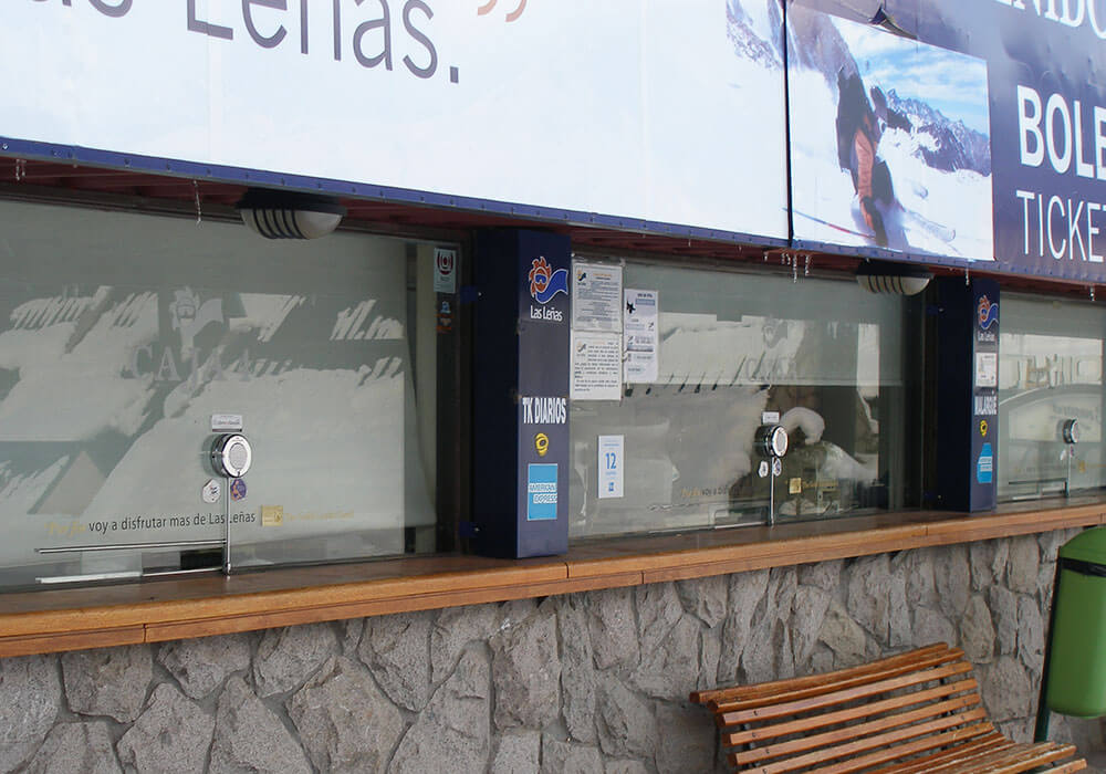 Intercomunicadores instalados en ventanillas de Centro Ski Las Leñas